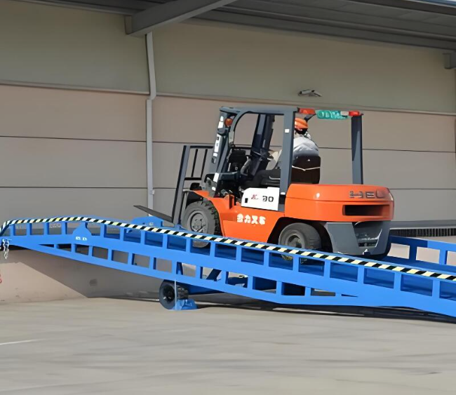 桦川移动式卸货平台（叉车用）